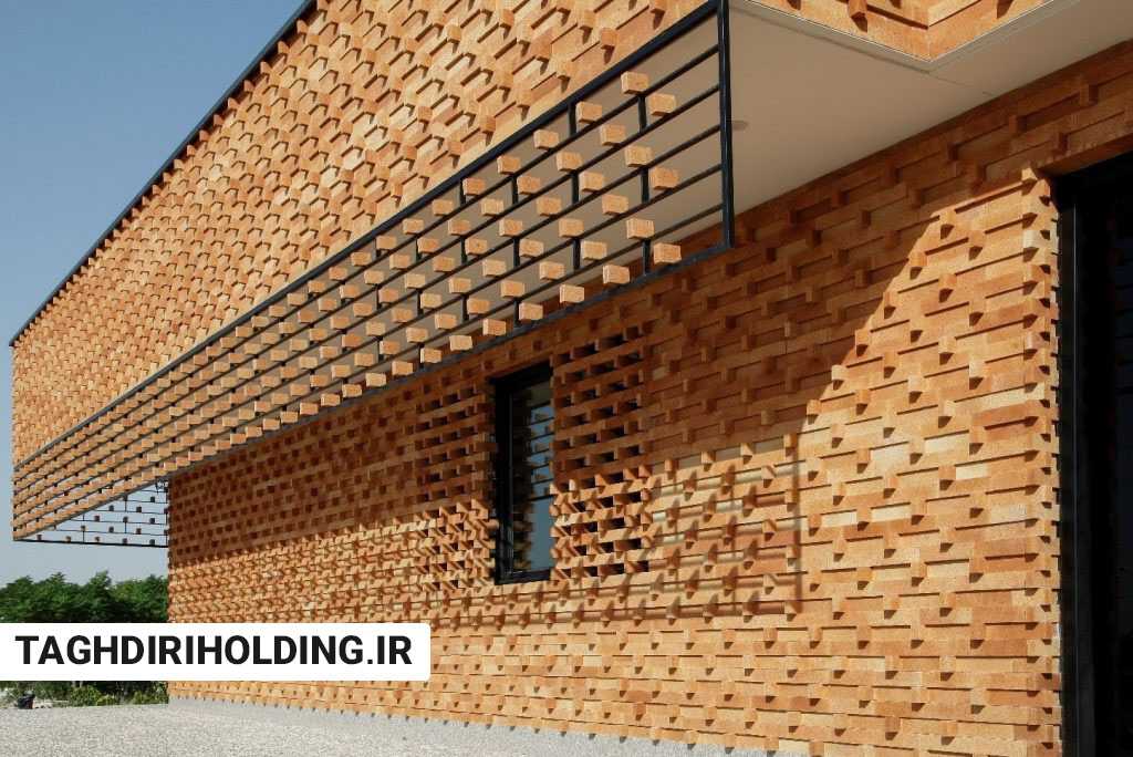 نمای مدرن ساختمان با چیدمان مشبک و برجسته آجر نسوز شاموتی در طراحی معماری مینیمال