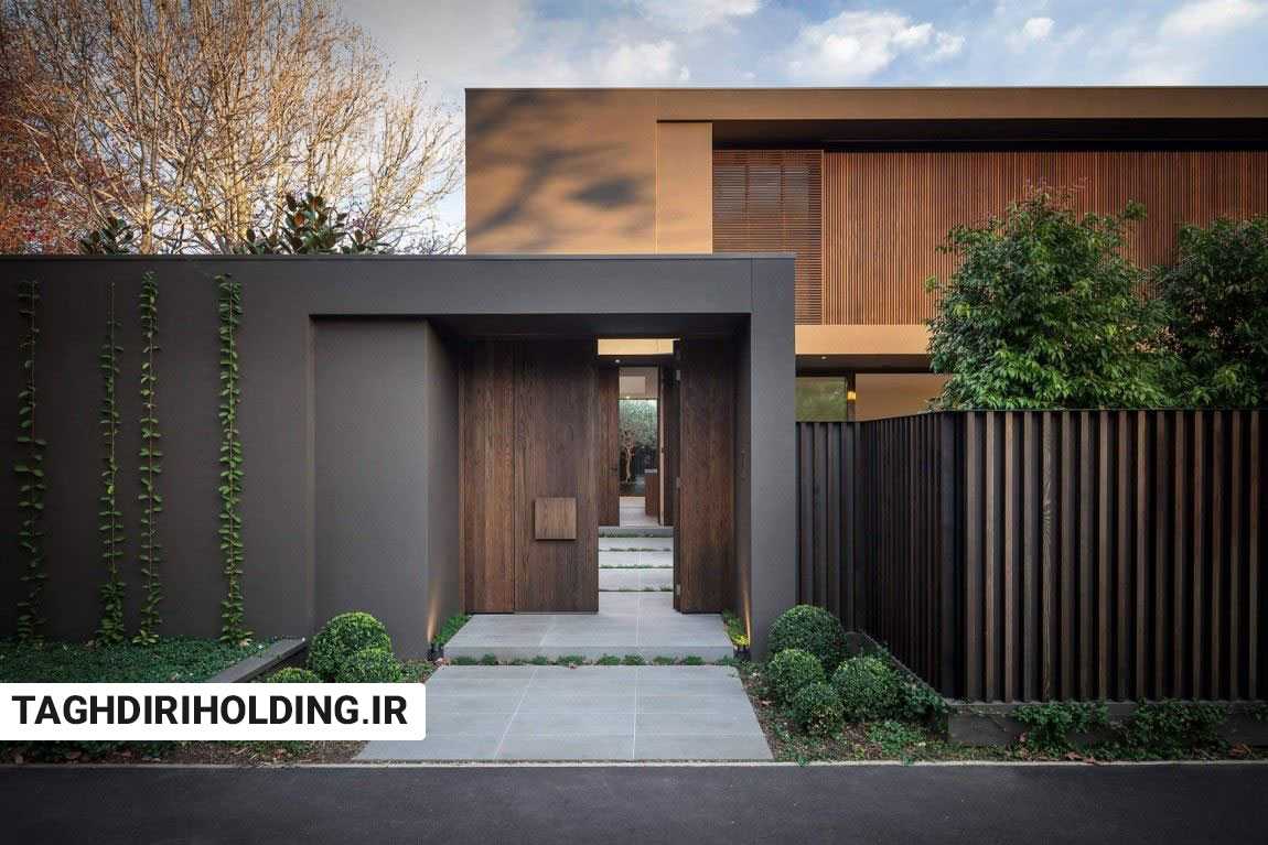 نمای ورودی ساختمان مدرن با ترکیب چوب، طراحی مینیمال و رنگ‌های خنثی، مناسب برای اجرای نماهای مدرن و ترکیب با مصالحی مثل آجر نسوز