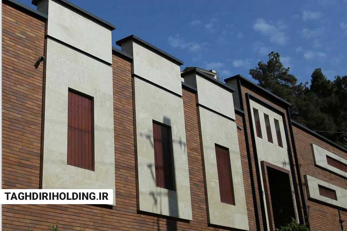 نمای ورودی ساختمان مدرن با متریال چوب و طراحی مینیمال، مناسب ترکیب با آجر نسوز در پروژه‌های ویلایی و لوکس